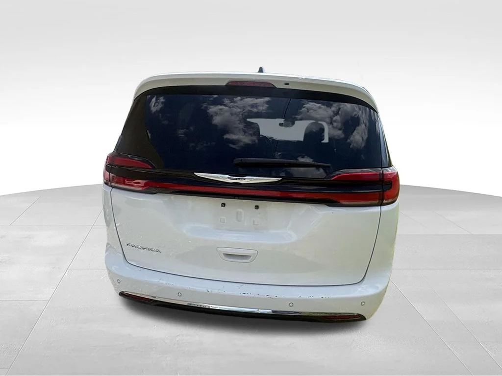 Used 2025 White/off-white Chrysler Select image 10