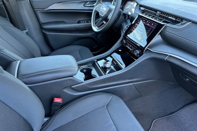 New 2025 Bright White Clear-Coat Exterior Paint Jeep Laredo X image 17