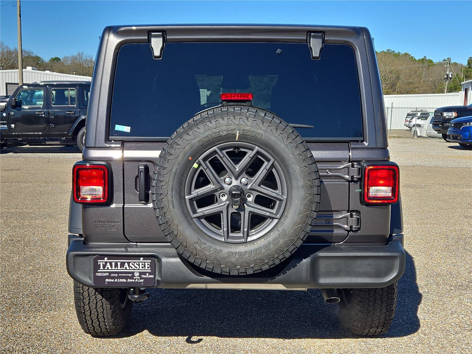 New 2026 Granite Crystal Metallic Clearcoat Jeep Sport S image 7