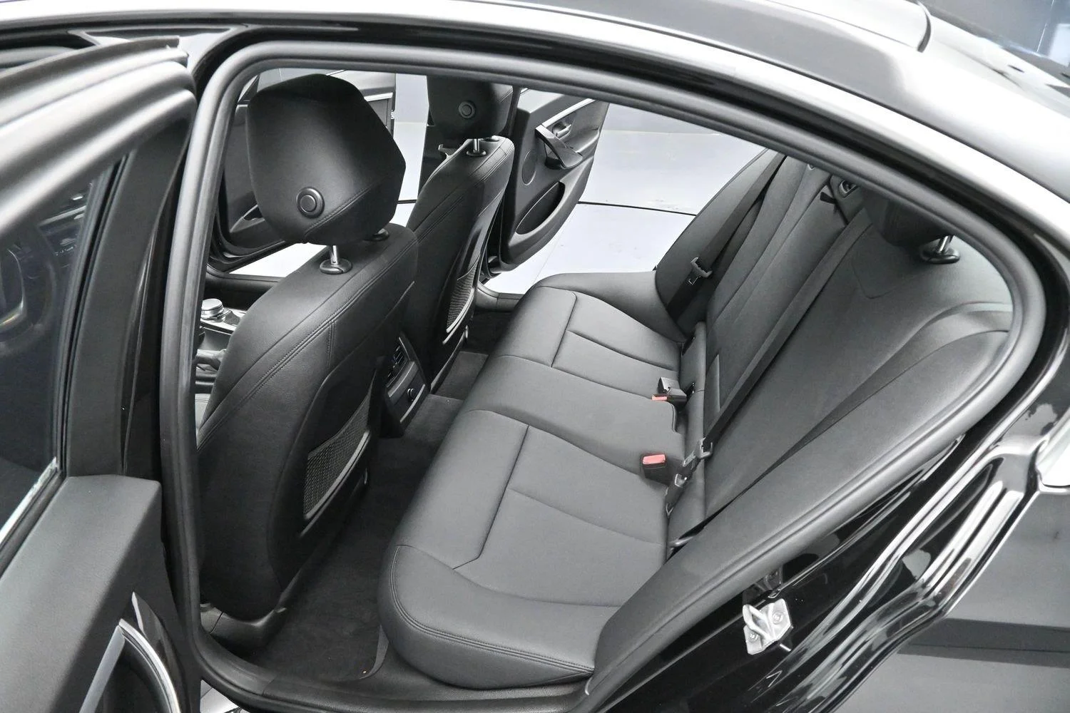 Used 2018 Black Sapphire Metallic BMW 330i image 26
