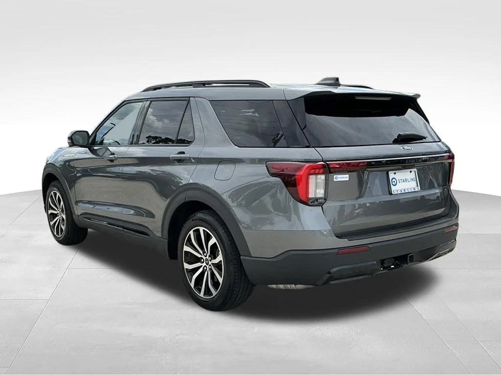 Used 2025 Gray Ford ST-Line image 7