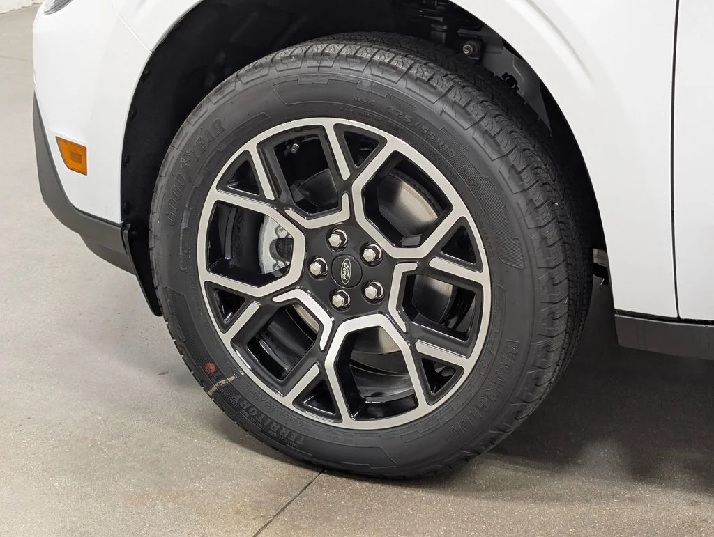 New 2026 Oxford White Ford Lariat® image 2