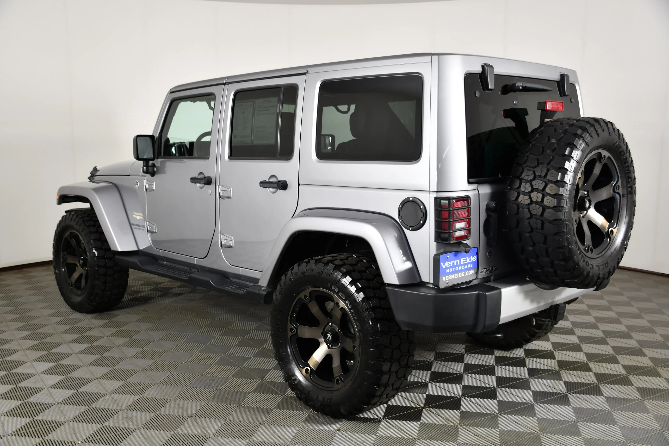 Used 2013 Billet Silver Metallic Jeep Sahara image 8
