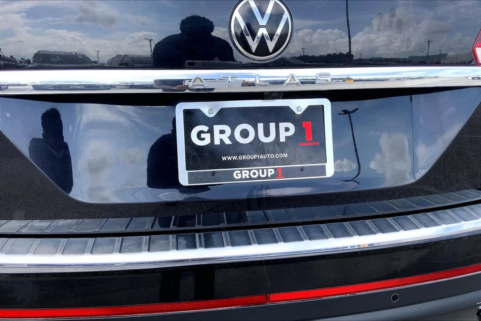 Used 2022 Deep Black Pearl Volkswagen 3.6L V6 SE w/Technology image 10