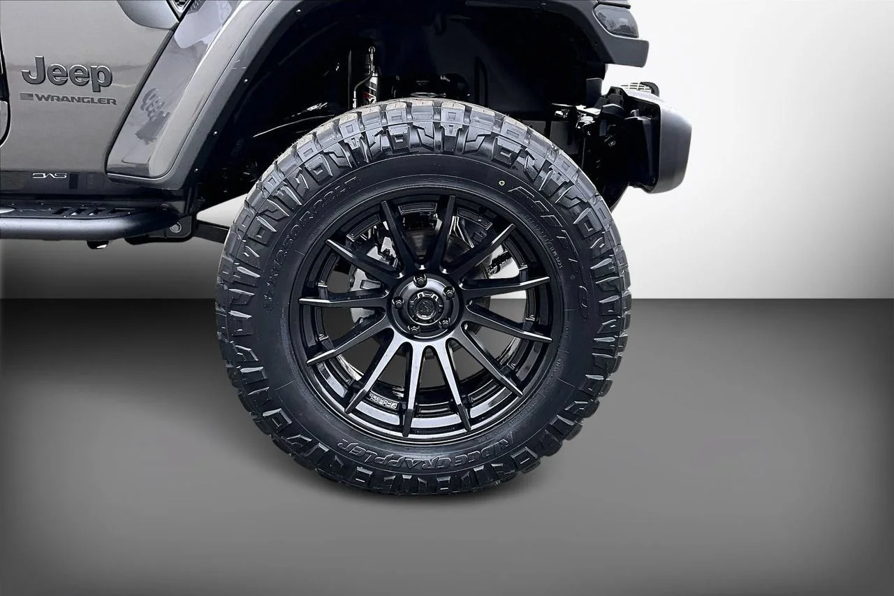 New 2026 Granite Crystal Metallic Clear-Coat Exterior Paint Jeep Sahara image 32