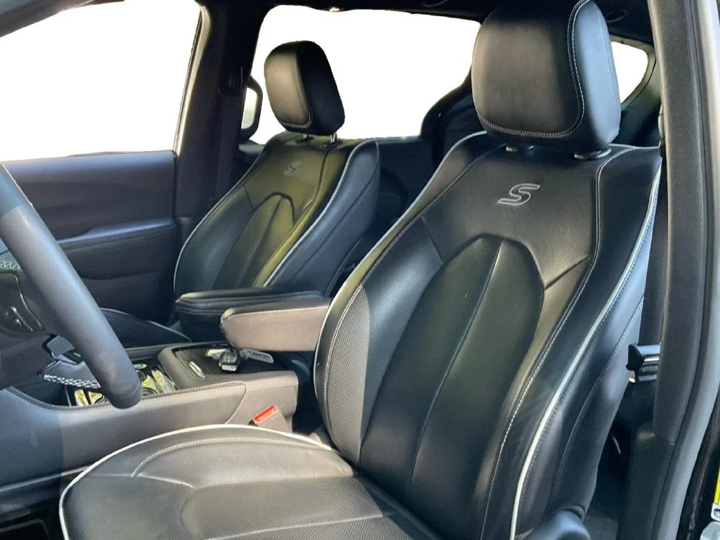 Used 2025 Black Chrysler Limited image 28