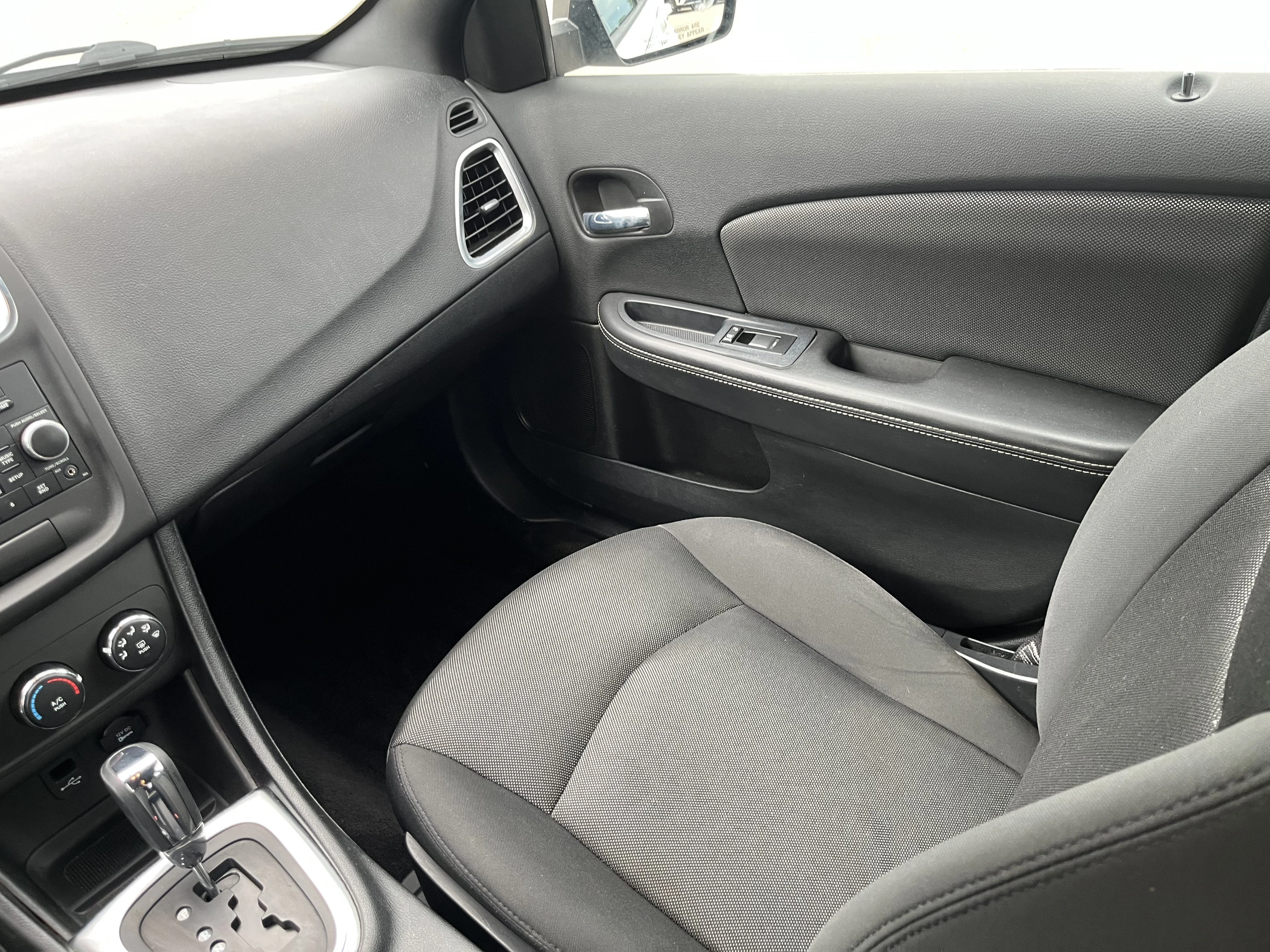 Used 2014 Bright White Clearcoat Dodge SE image 11