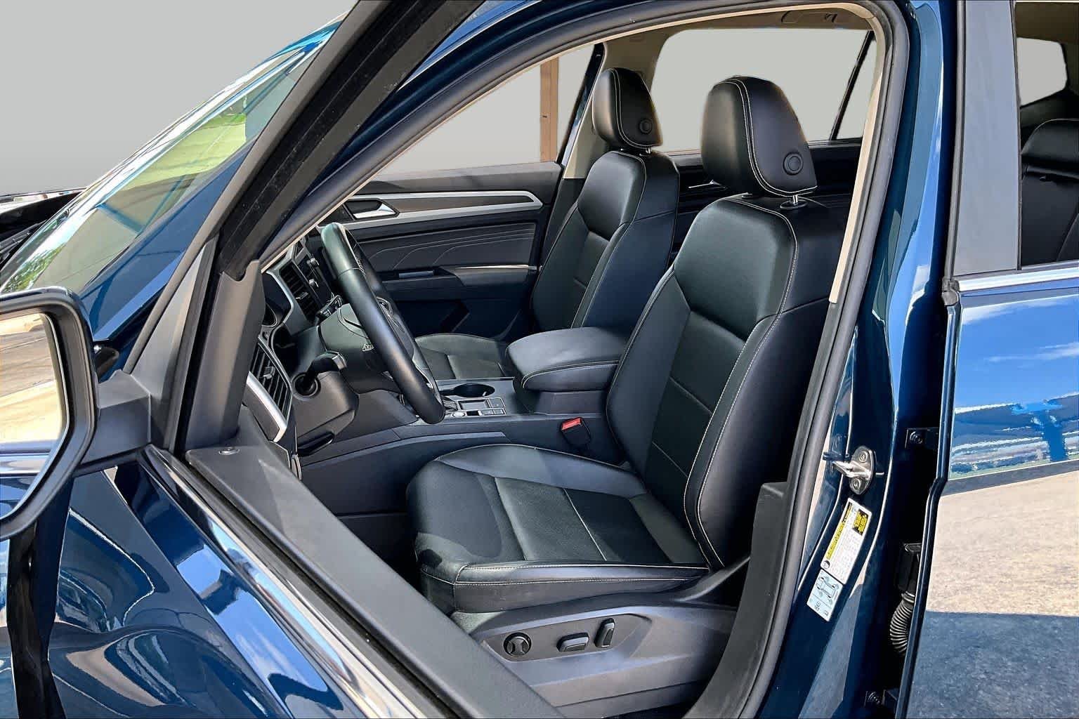 Used 2021 Tourmaline Blue Metallic Volkswagen 3.6L V6 SE w/Technology image 8