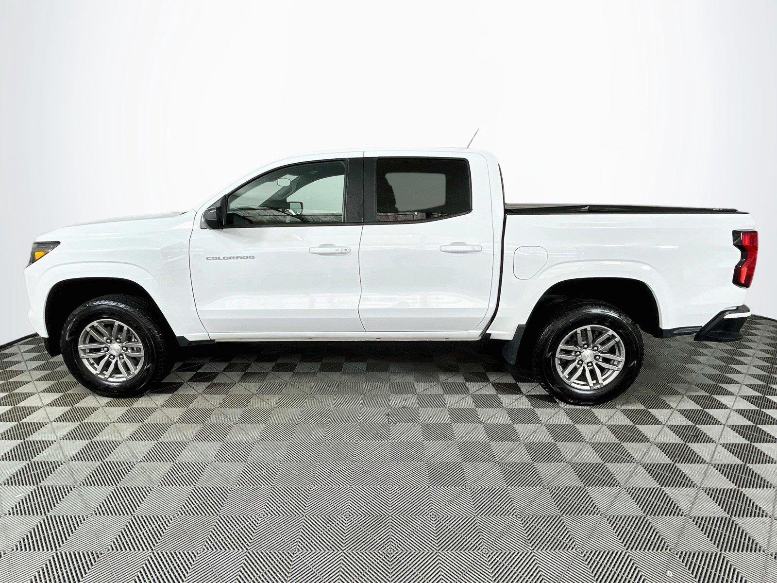 Used 2023 Summit White Chevrolet 2WD LT image 4