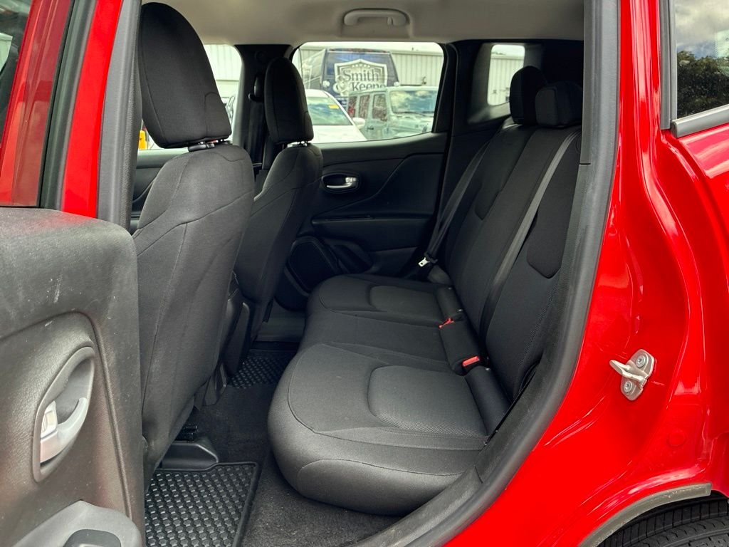 Used 2023 Red Jeep Latitude image 19