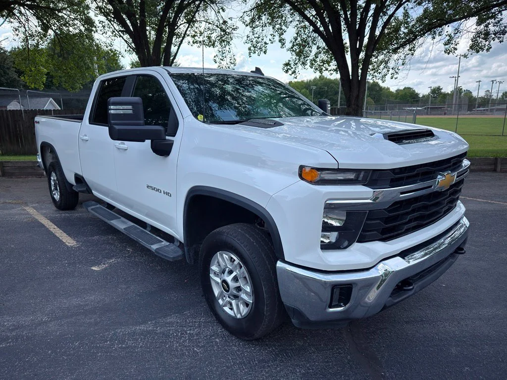 Used 2025 White Chevrolet LT image 7