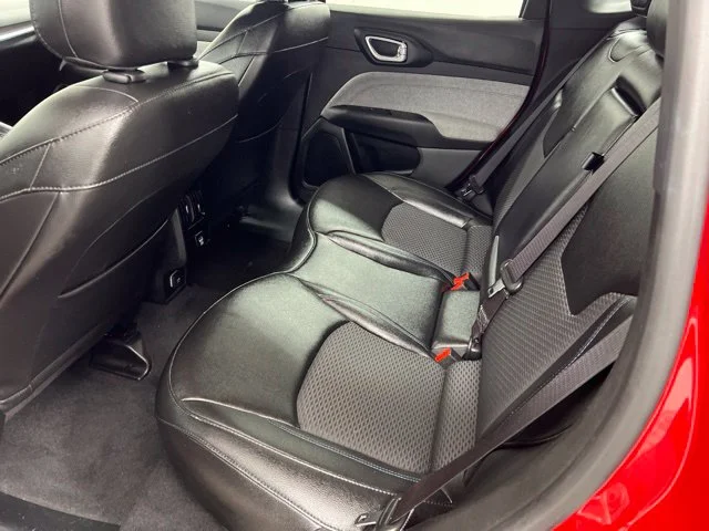 Used 2024  Jeep Latitude image 11