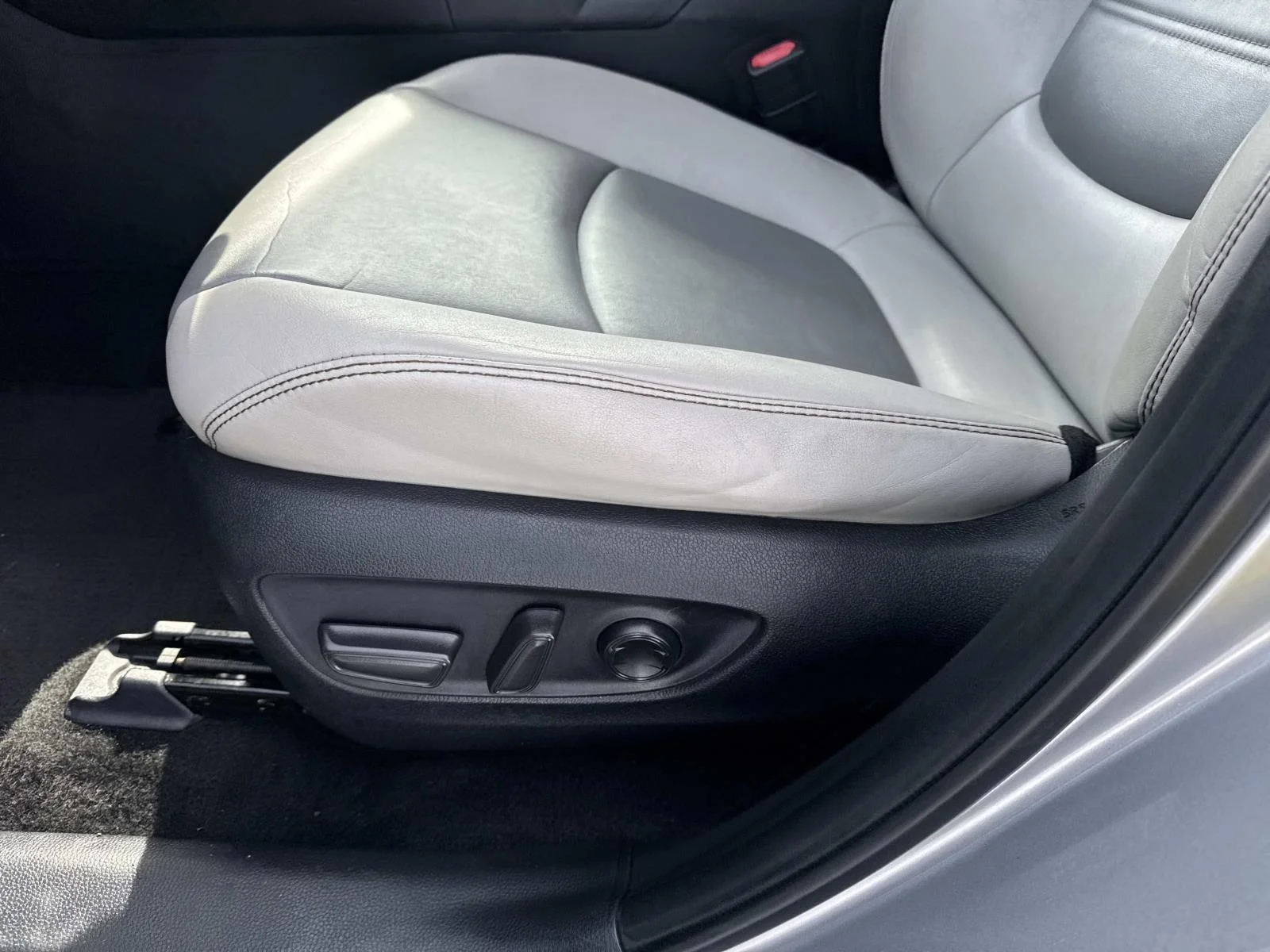 Used 2021 Silver Sky Metallic Toyota XLE Premium image 17