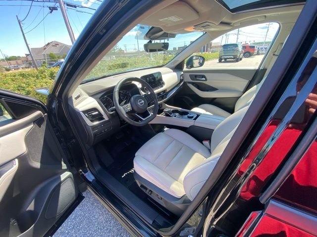 Used 2023 Super Black Nissan SL image 39