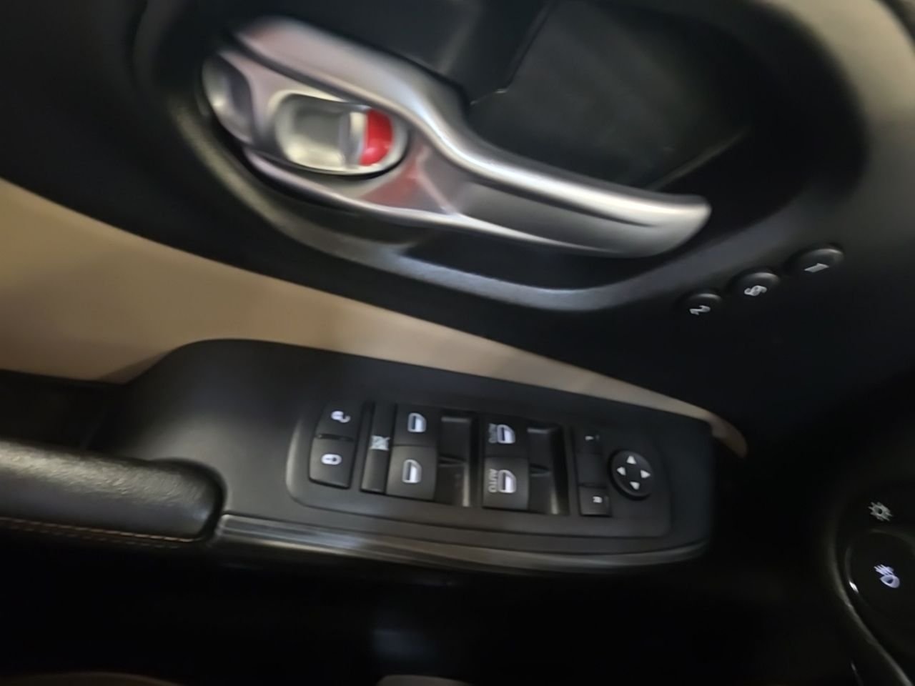 Used 2015 Silver Jeep Limited image 33