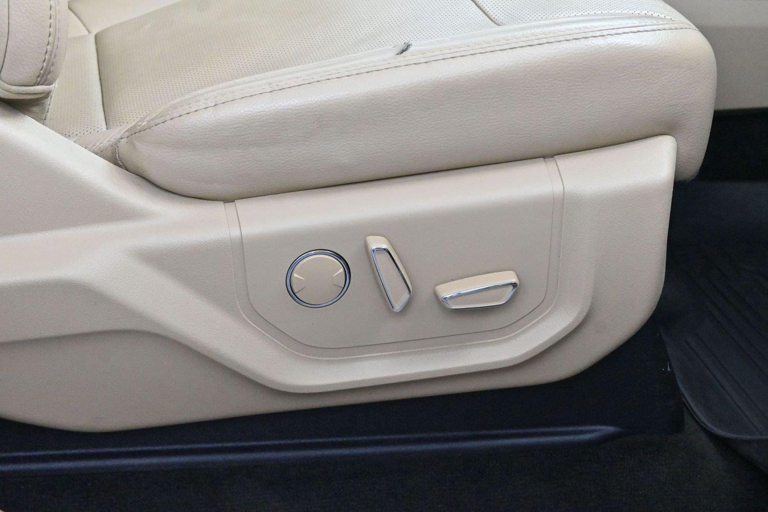 Used 2017 White Platinum Metallic Tri-Coat Ford Lariat image 34