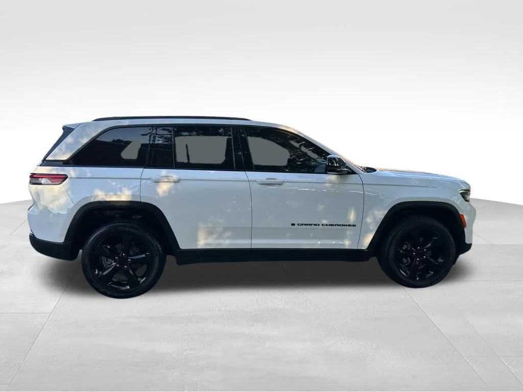 Used 2025 White Jeep Altitude X image 6