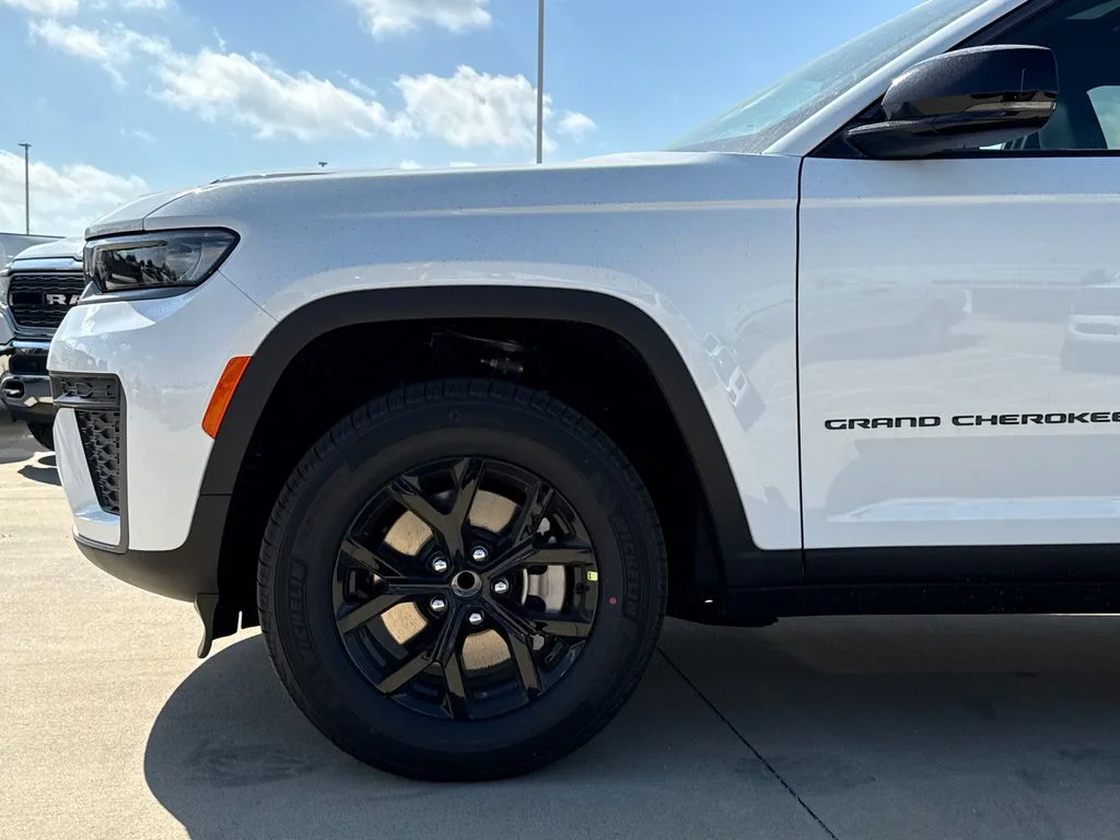 New 2026 Bright White Clear-Coat Exterior Paint Jeep Altitude image 4