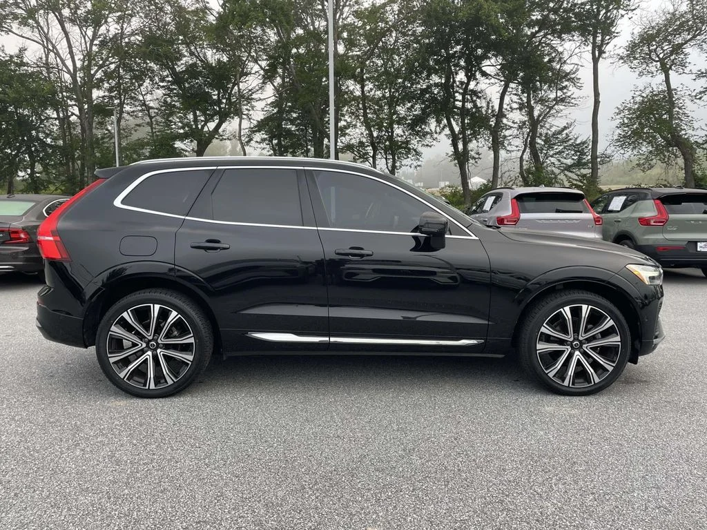 Used 2023 Onyx Black Metallic Volvo Ultimate Bright Theme image 29