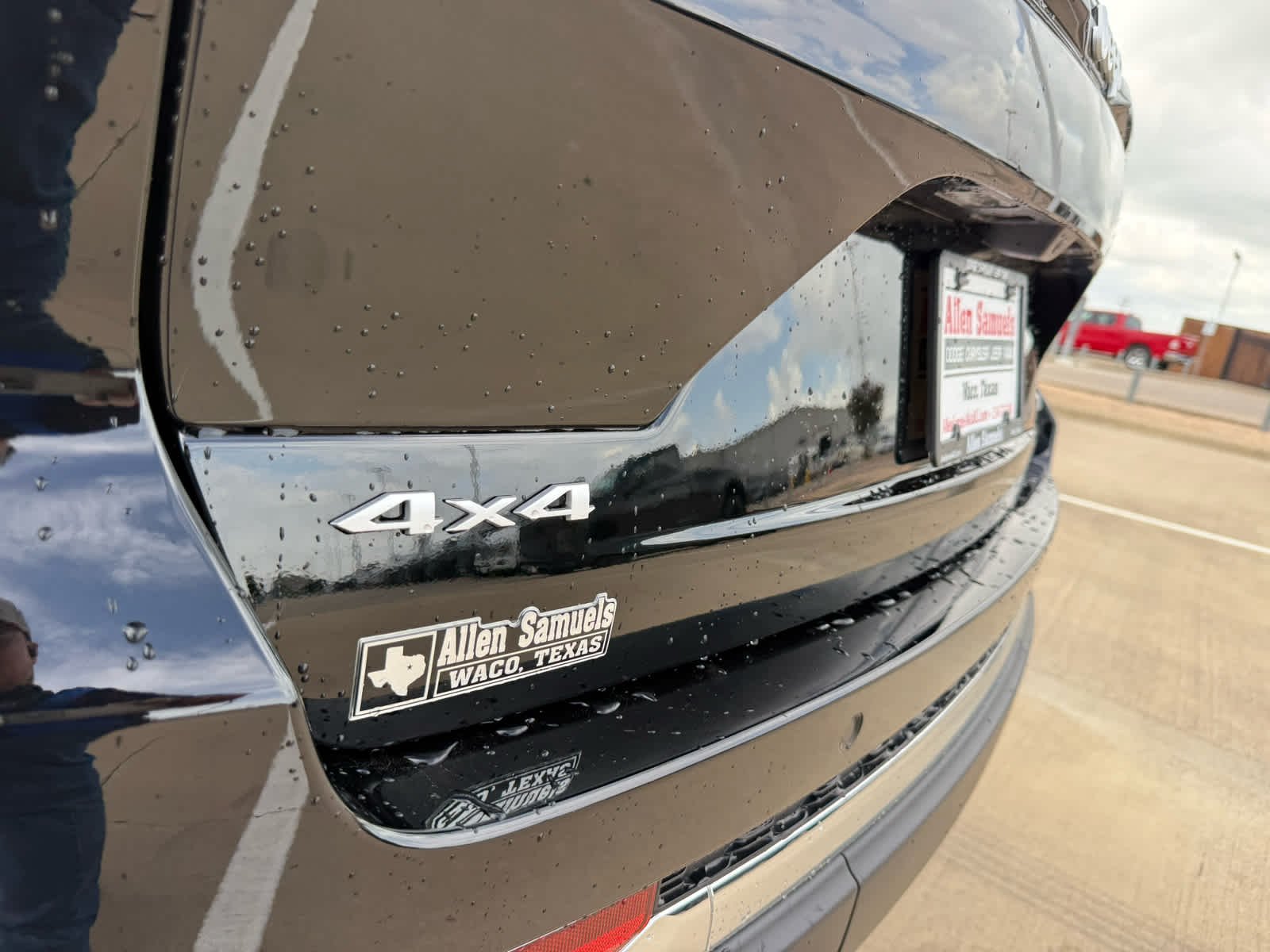 New 2026 Diamond Black Crystal Pearl-Coat Exterior Paint Jeep Laredo image 27