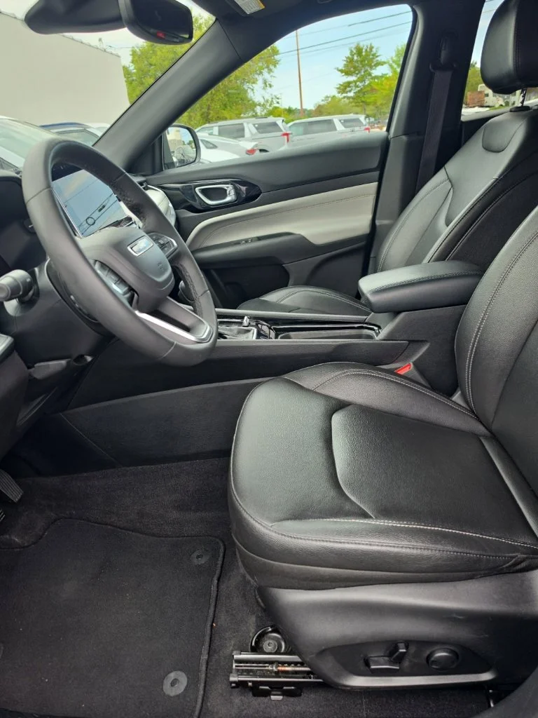 Used 2025 Silver Jeep Limited image 12