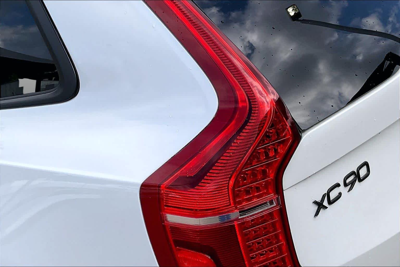 Used 2019 Crystal White Pearl Metallic Volvo Momentum image 28