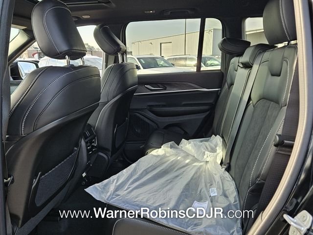 New 2026 Diamond Black Crystal Pearl-Coat Exterior Paint Jeep Altitude image 6