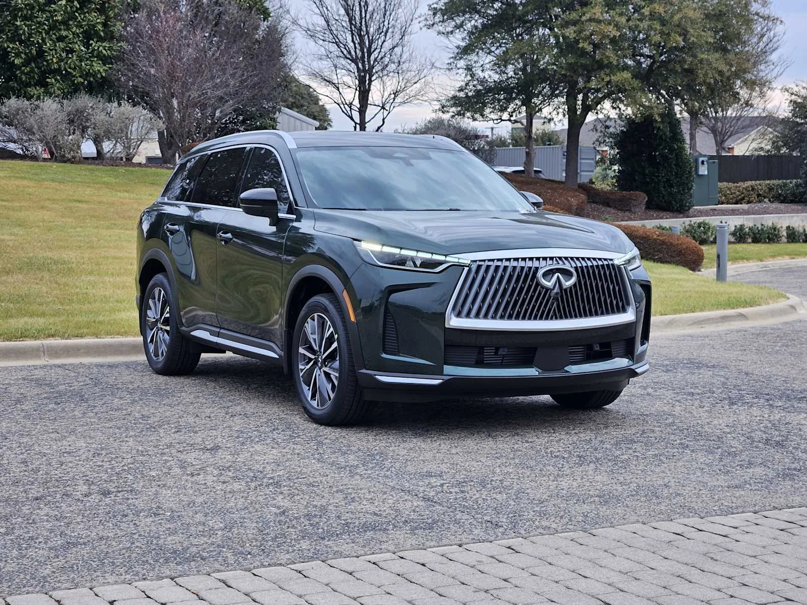 New 2026 DEEP EMERALD INFINITI Luxe FWD image 2