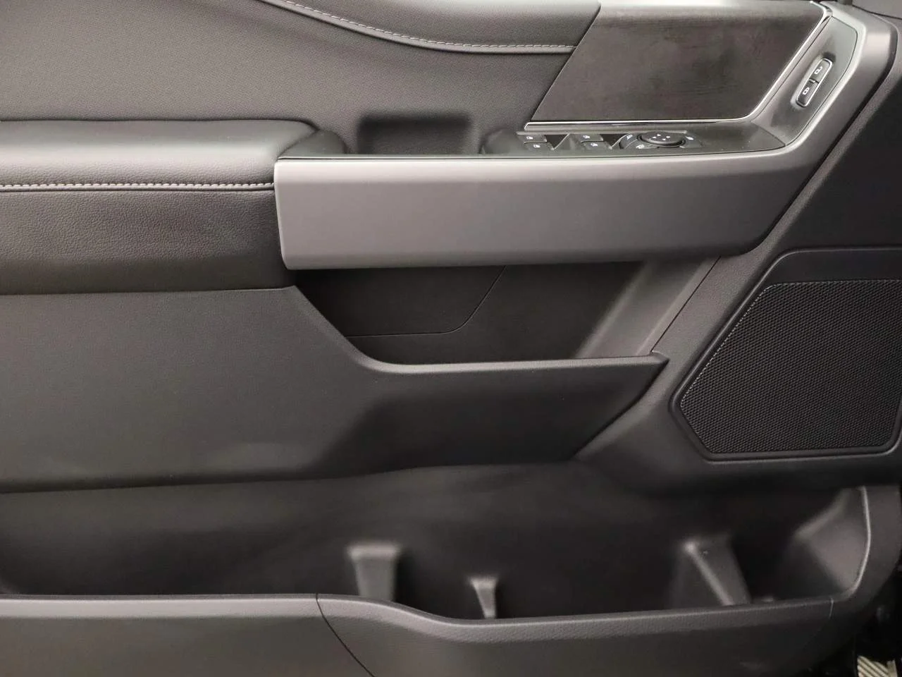 New 2026 Agate Black Metallic Ford XLT image 17