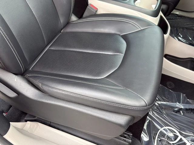 Used 2024 White Chrysler Touring L image 18