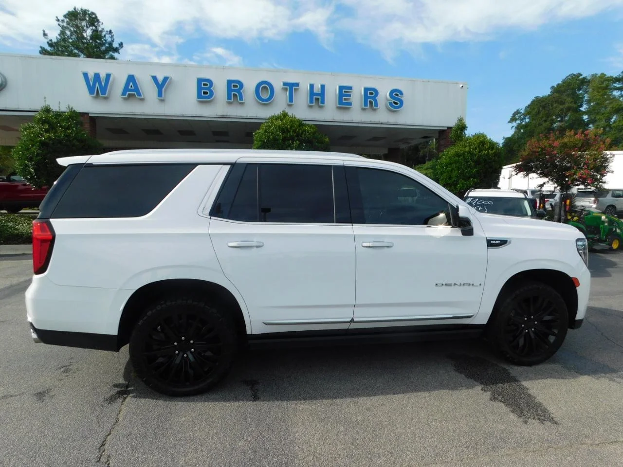 Used 2021 White GMC 4WD 4dr Denali image 1