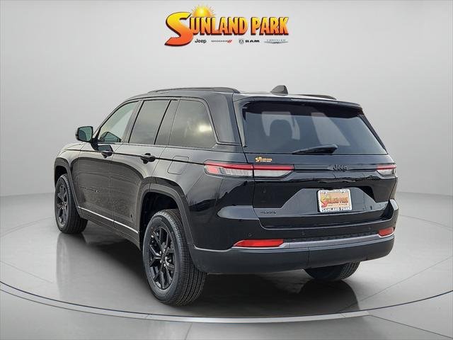 New 2026 Diamond Black Crystal Pearl-Coat Exterior Paint Jeep Laredo image 4