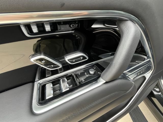 Used 2025  Land Rover SE image 11