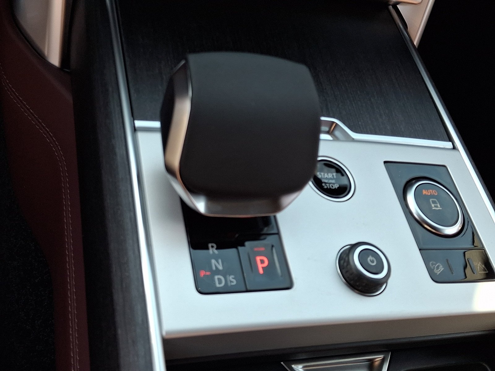 New 2027 Eiger Grey LAND ROVER SE image 9