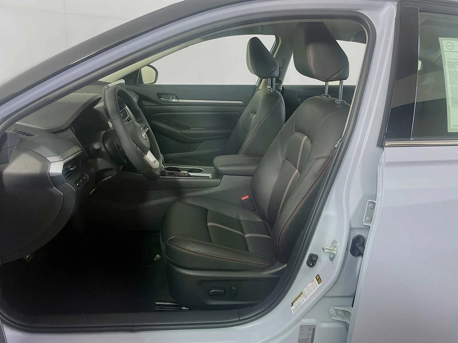 New 2026 Gray Sky Pearl / Super Black Two-tone Nissan SR image 4