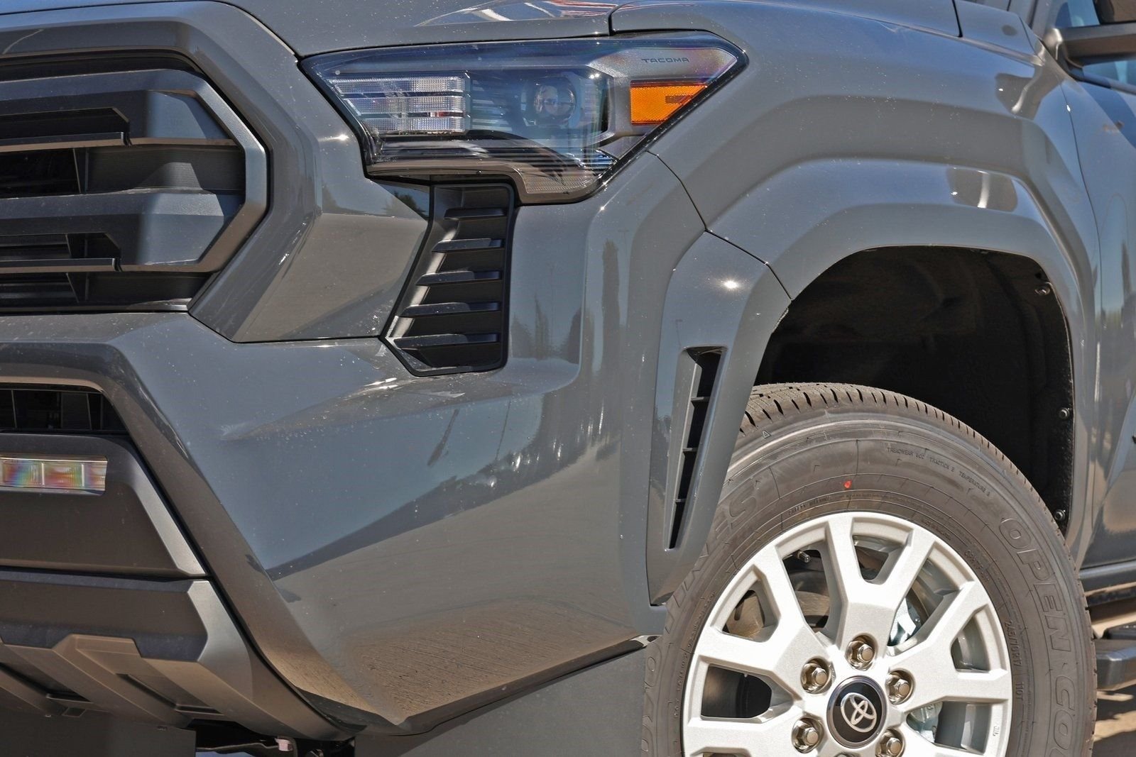 2025 Toyota Tacoma SR5 - Photo 12