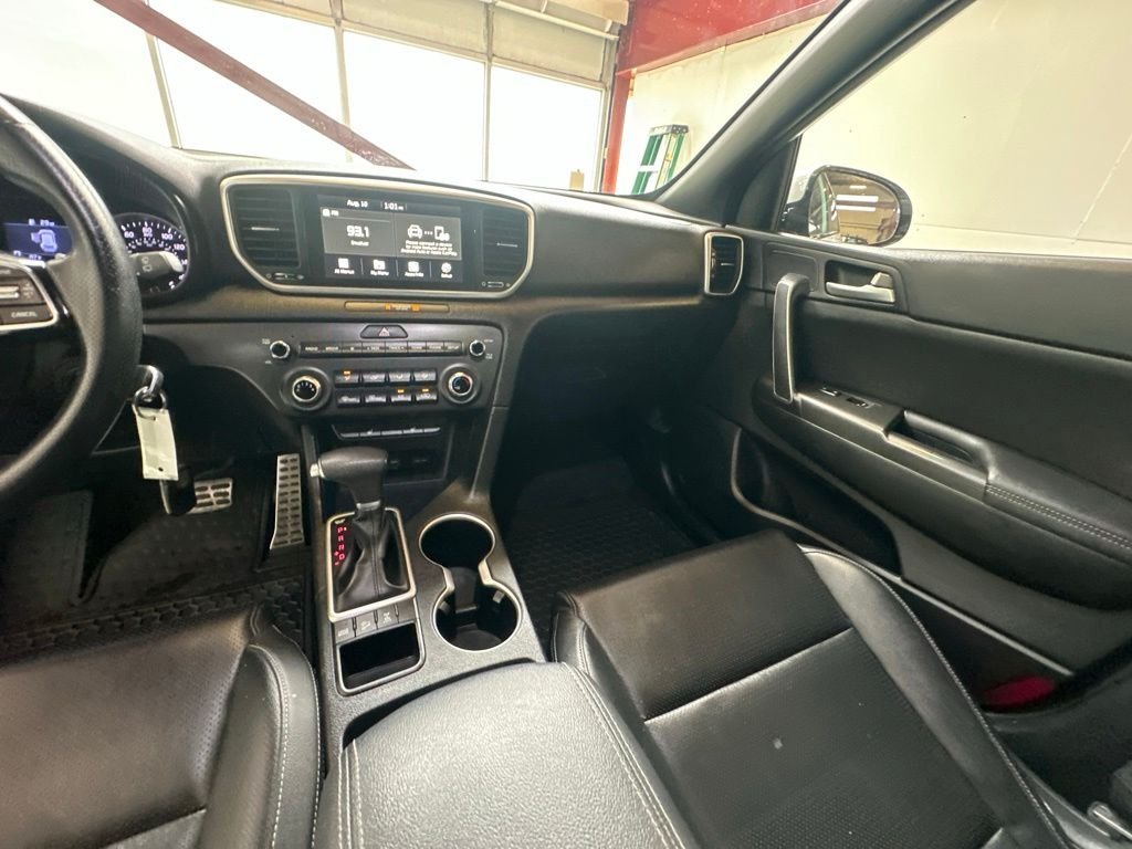 Used 2022 White Kia Nightfall image 26