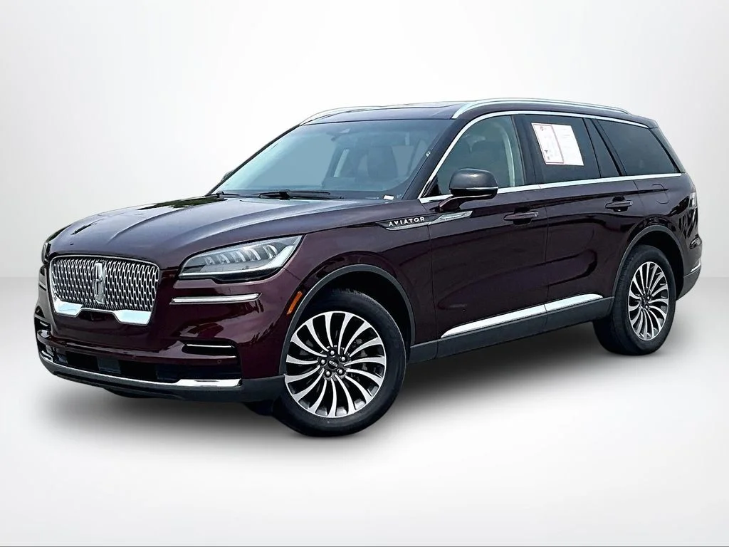 Used 2022 Red Lincoln Standard image 2
