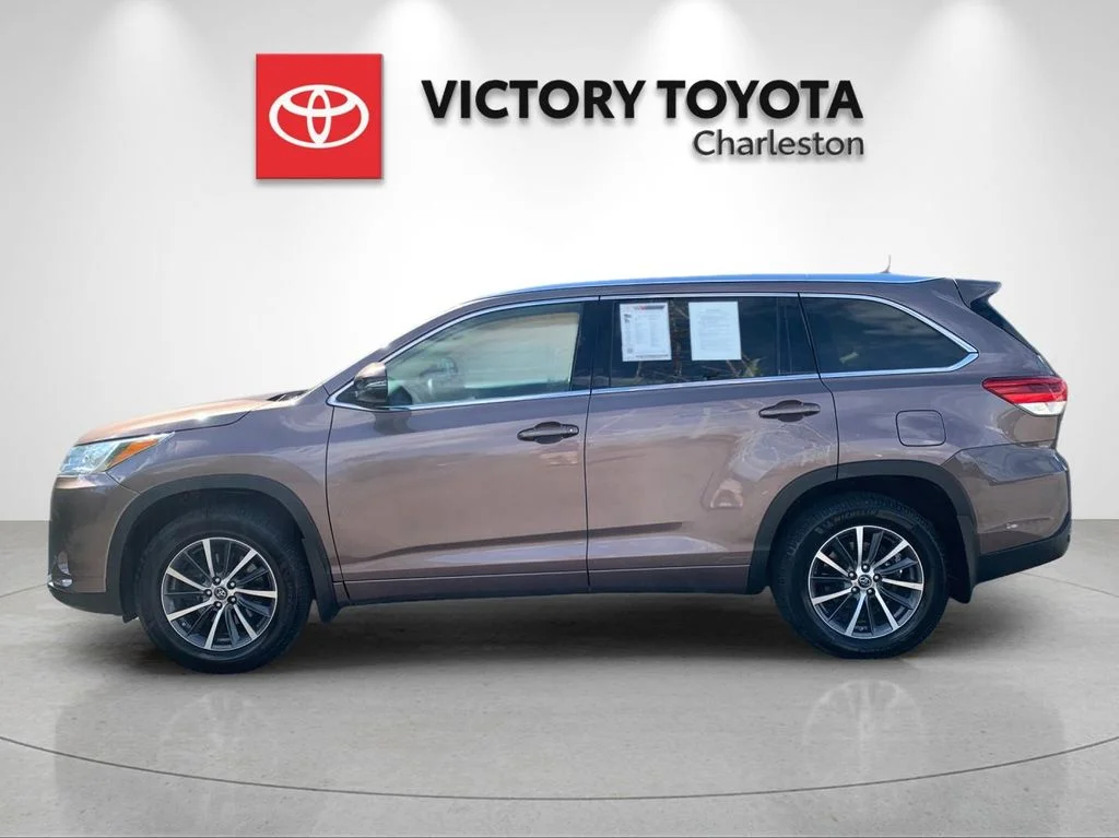 Used 2017 Brown Toyota XLE image 2