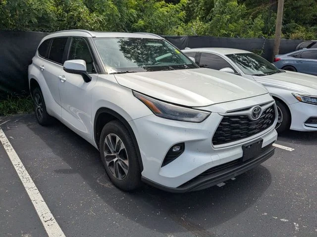 Used 2023 Wind Chill Pearl Toyota XLE image 3