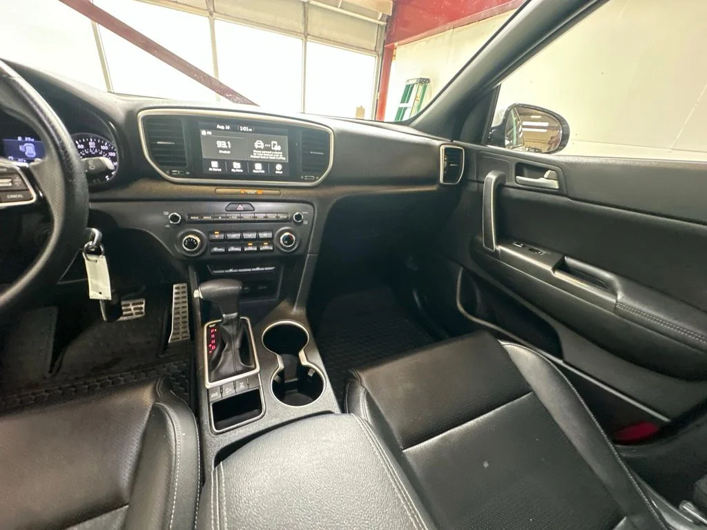 Used 2022 White Kia Nightfall image 26