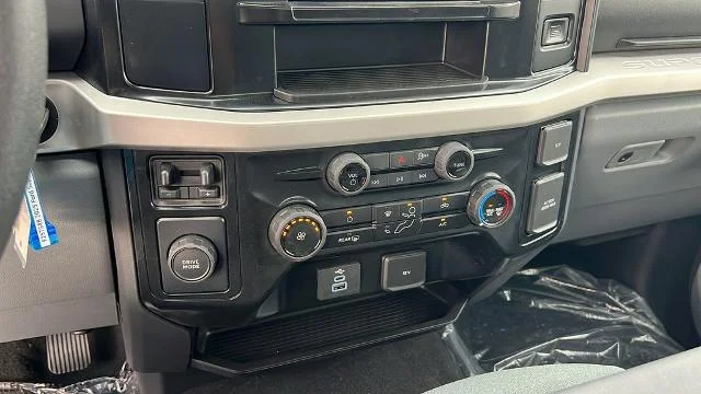 2025 Ford F-350 Super Duty Chassis Cab XLT - Photo 34