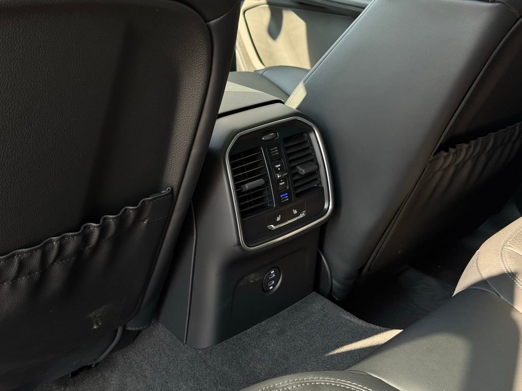 2025 Porsche Macan - Photo 33