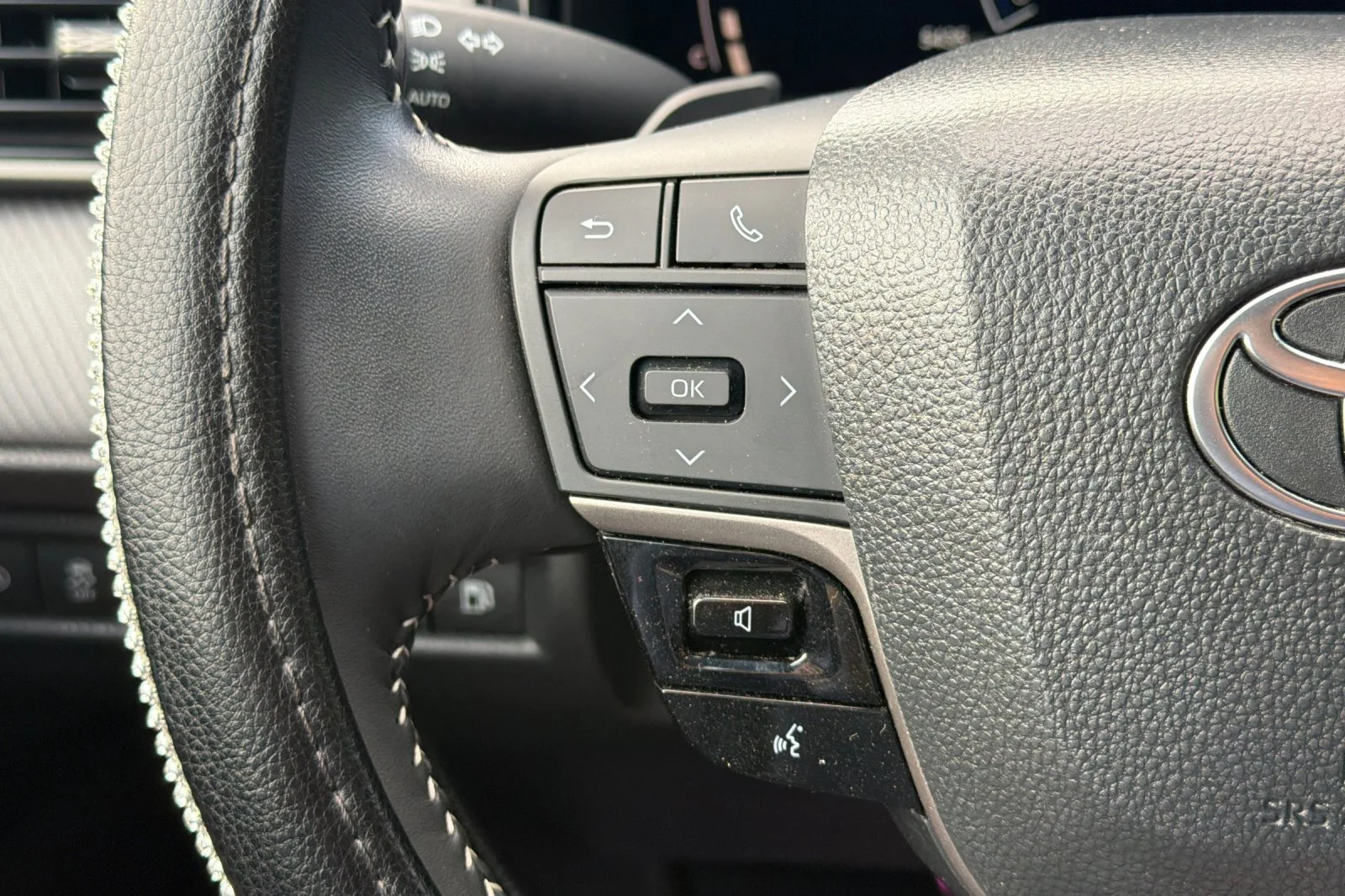 Used 2025  Toyota SE image 29