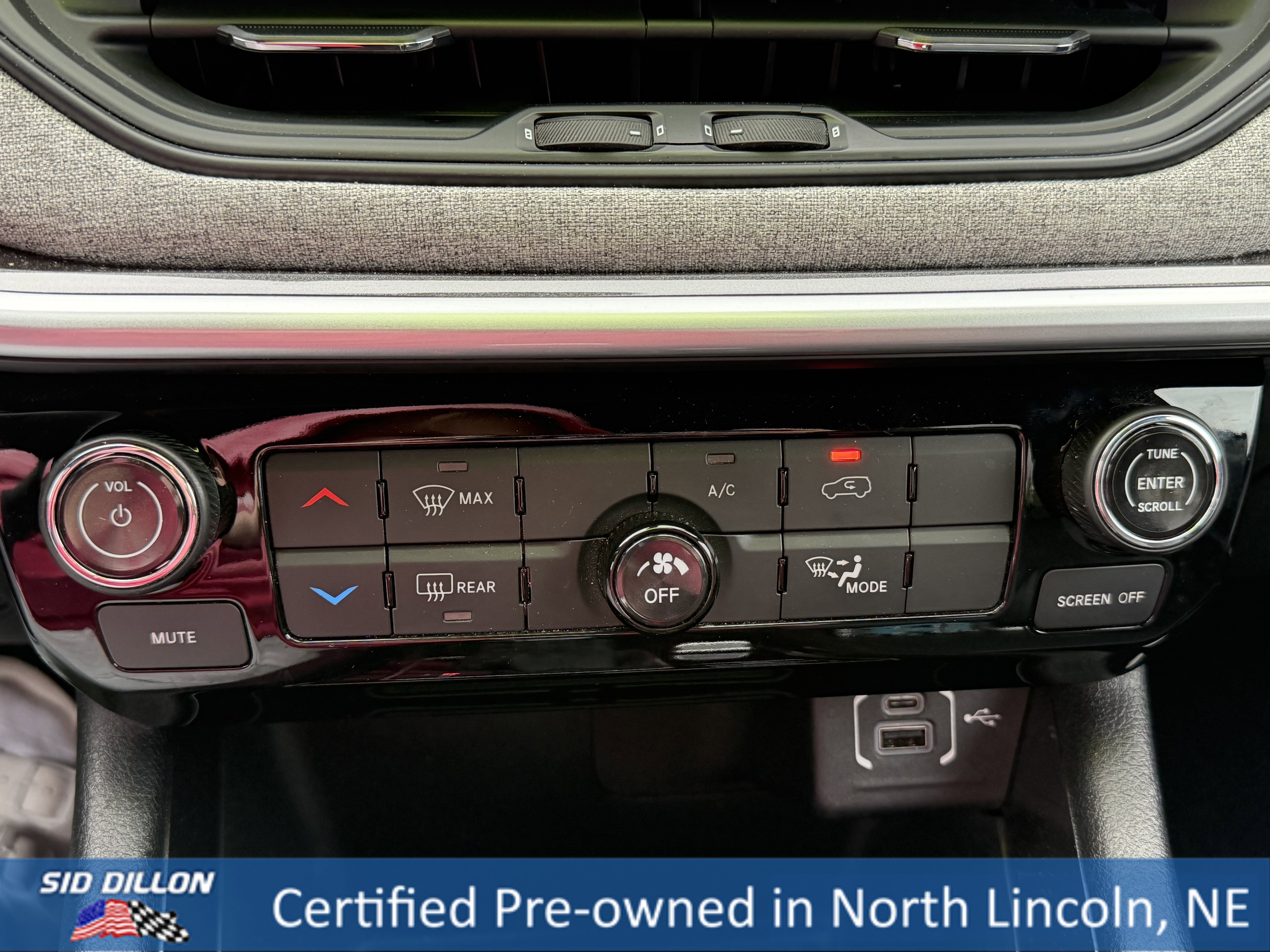 Used 2023 Sting-Gray Clearcoat Jeep Latitude Lux image 17