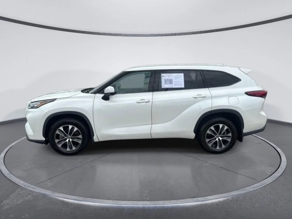 Used 2020 White Toyota XLE image 4