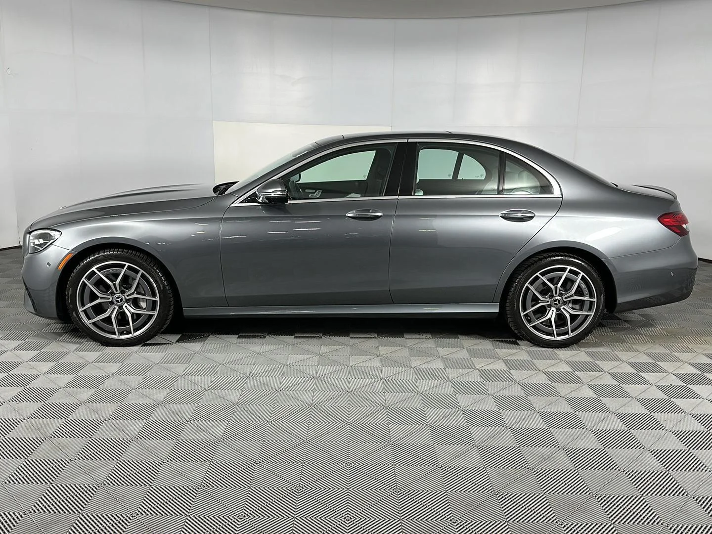 Used 2023 MANUFAKTUR Selenite Gray Magno Mercedes-Benz E 450 image 8
