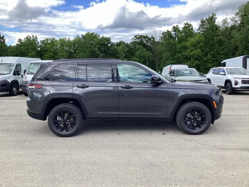 New 2026 Baltic Gray Metallic Clear-Coat Exterior Paint Jeep Laredo Altitude image 8