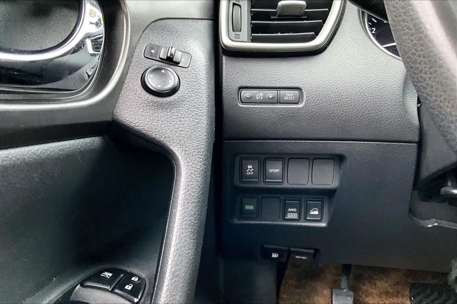 Used 2015 Midnight Jade Nissan S image 31