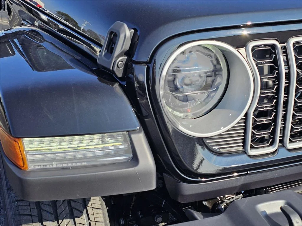 New 2026 Black Clear-Coat Exterior Paint Jeep Sahara image 3